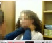 Una chica aprieta el cuello de su amiga hasta que se desvanece. Imagen de uno de los vídeos ya retirado de You Tube (Foto: Vídeo de You Tube / Internet )