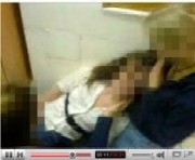 Desmayada, la chica es ayudada por su amiga para recuperarse. Imagen de uno de los vídeos ya retirado de You Tube (Foto: Vídeo de You Tube / Internet )