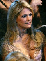 El pol�mico escote de la princesa Magdalena de Suecia durante la fiesta en Oslo en Febrero del 2007. (Foto: Internet)