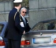 El rey Carlos Gustavo recoge la multa del parabrisas y se la entrega a su ayudante (Foto: v�deo en Internet)