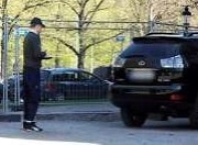 Los dos controladores anotan los datos del coche de la princesa Magdalena (Foto: v�deo en Internet)