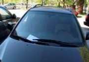 El coche de la princesa Magdalena con la multa por aparcar en zona reservada (Foto: v�deo en Internet)