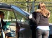 Emma Pernald, novia del pr�ncipe Carlos Felipe, recoge la multa mientras la princesa Magdalena est� dentro del veh�culo (Foto: v�deo en Internet)