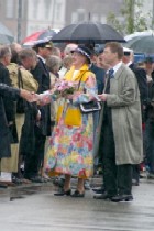 La reina Magarita de Dinamarca a su llegada al puerto de Aarhus con su espectacular y colorido abrigo (Foto: � MM/JM Noticias.com)
